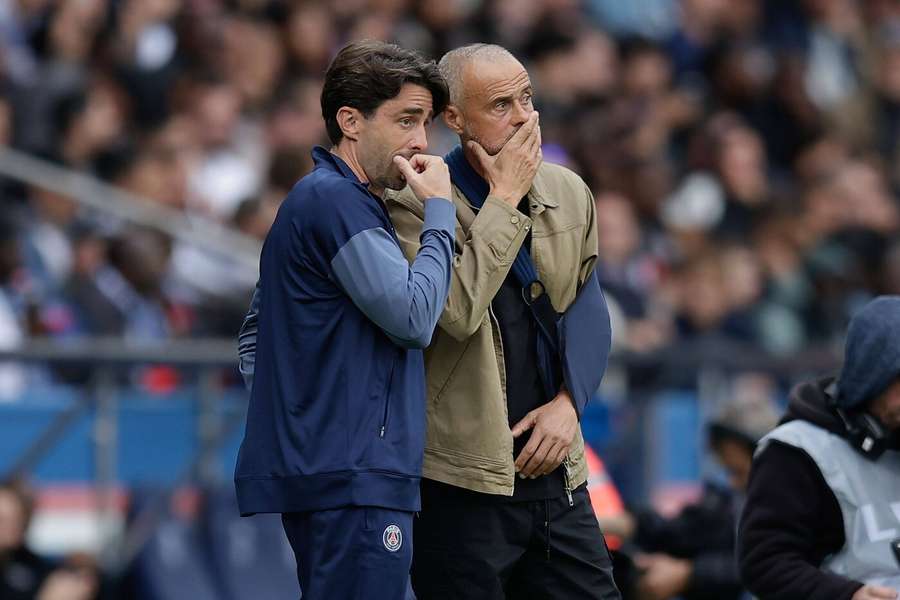 Luis Enrique (vpravo) spoléhá v prvních poločasech na své asistenty.