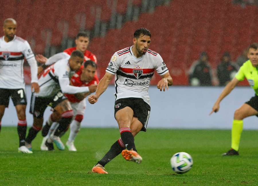 Calleri abriu o placar de penálti