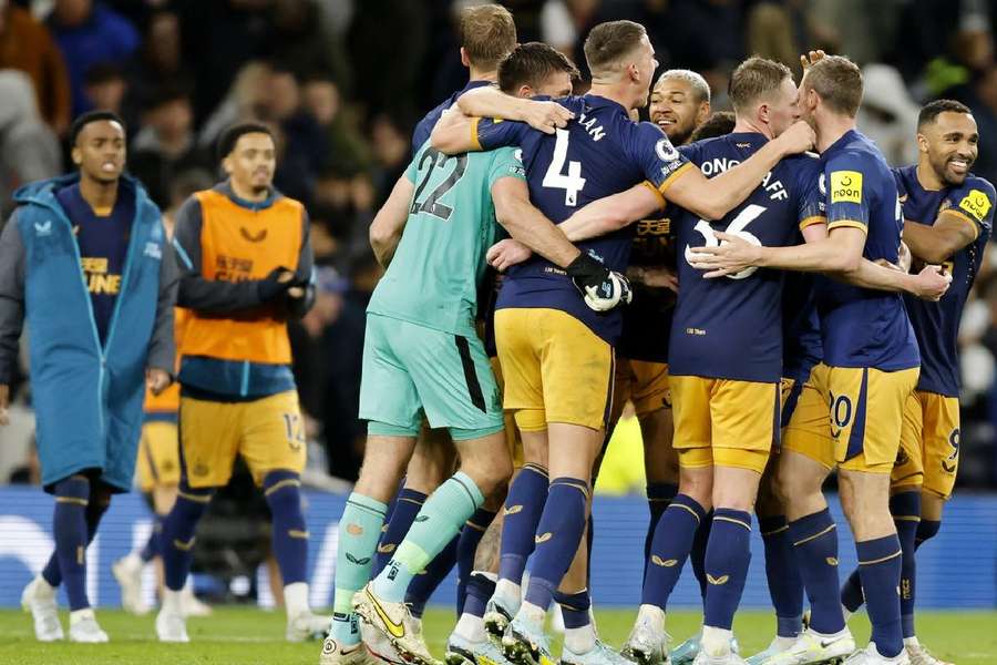 Newcastle vence Tottenham em dia de apagão de Lloris