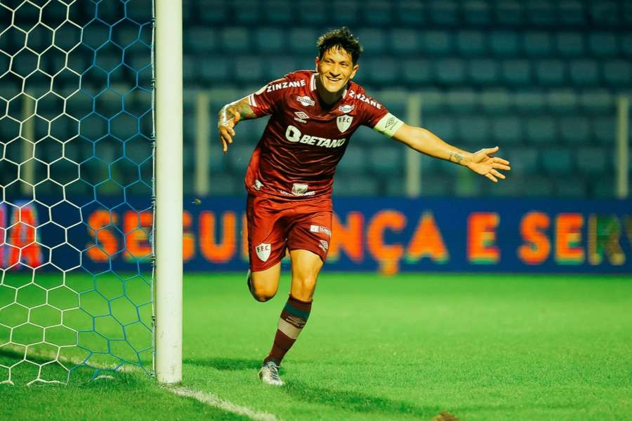 O artilheiro Cano abriu o placar na Ressacada