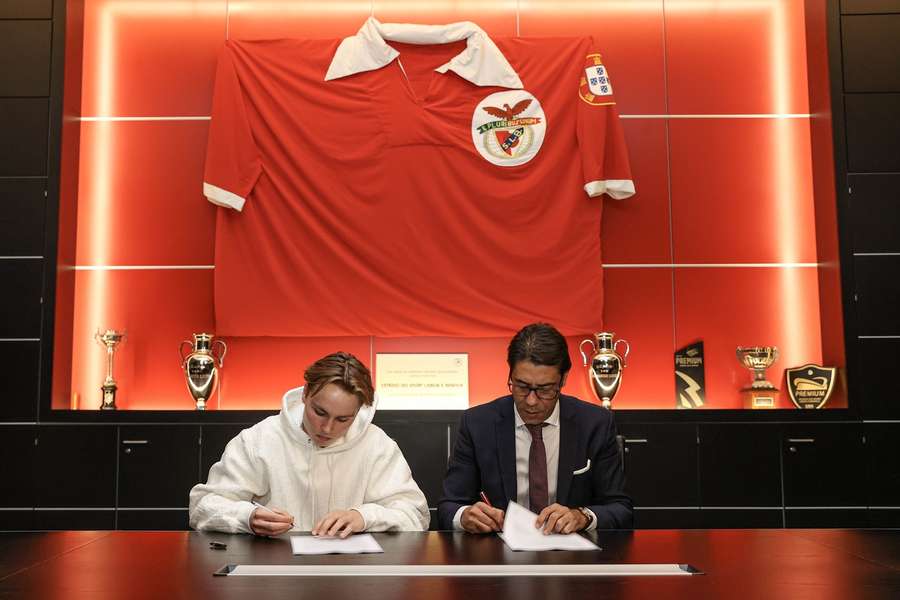 Atacante no ato da sua assinatura de contrato com o Benfica