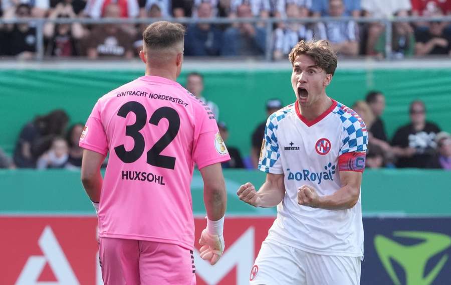 Huxsohl (l.) lässt sich für seine starke Leistung feiern