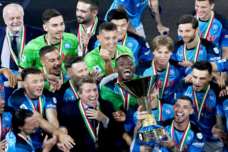 Jogadores e dirigentes do Nápoles festejam a conquista do Scudetto