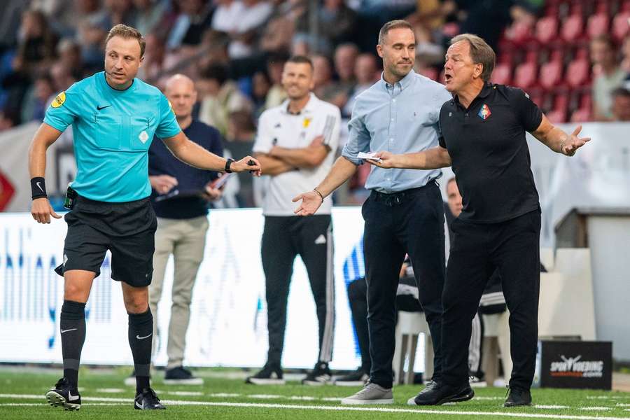 Mike Snoei was zeer ontevreden over de arbitrage bij het (verloren) thuisduel tegen SC Cambuur