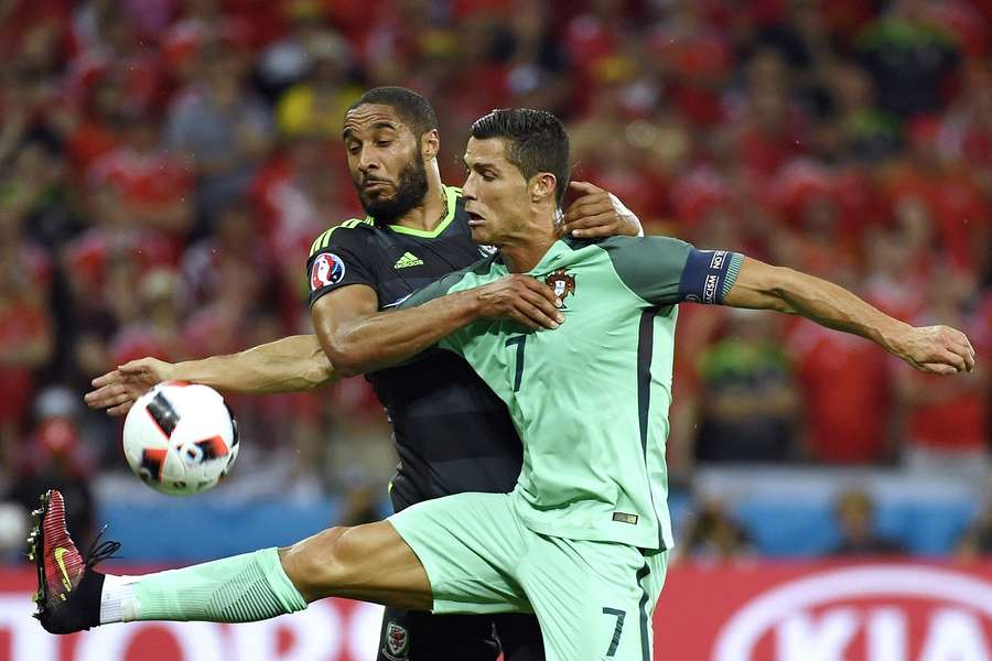 Ashley Williams com Cristiano Ronaldo Ashley Williams com Cristiano Ronaldo