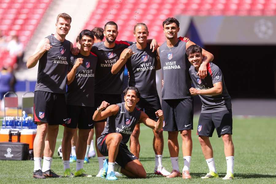 Varios jugadores del Atlético de Madrid tras el entrenamiento del martes en el Metropolitano