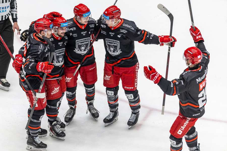 Šimon Marha (třetí zleva), se blýskl vítězným góle proti Třinci. Šimon Marha (třetí zleva), se blýskl vítězným góle proti Třinci.