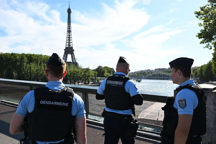 Gendarmes controlan la seguridad en París.