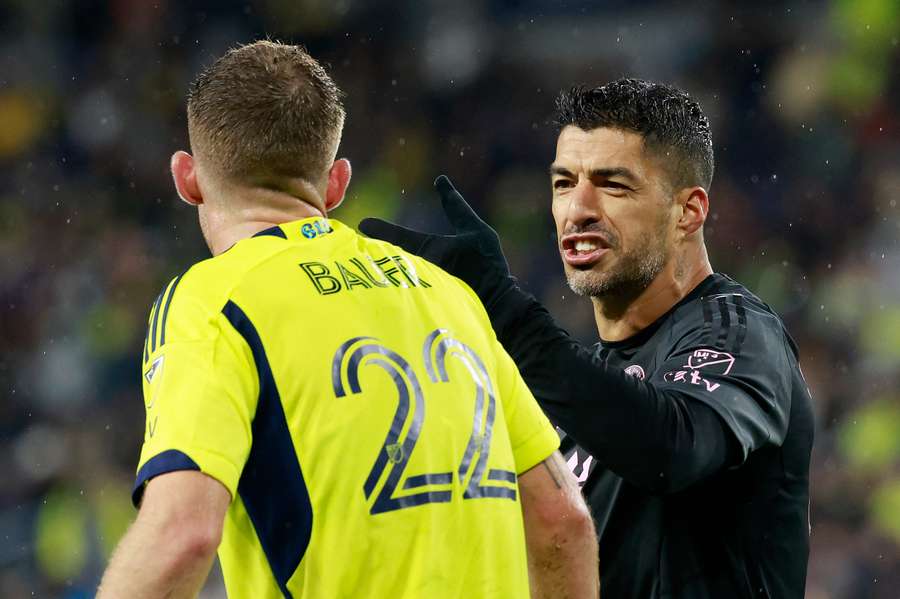 Suárez se encara con un rival Suárez se encara con un rival