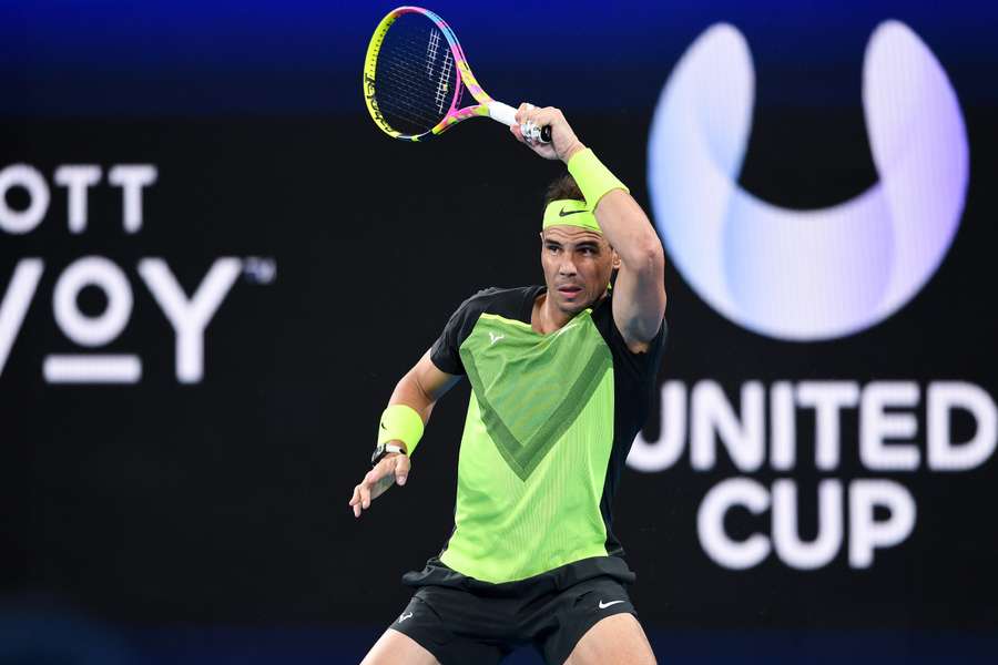 Rafael Nadal in actie tegen Alex de Minaur  tijdens de United Cup-wedstrijd tussen Spanje en Australië in de Ken Rosewall Arena in Sydney, Australië