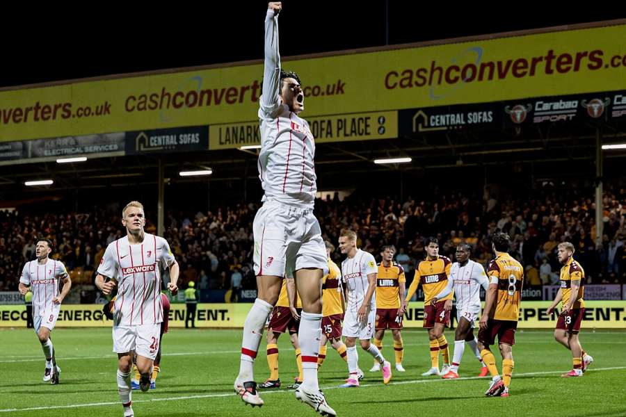 Keisuke Goto feiert den dritten Freiburger Treffer in Motherwell. Keisuke Goto feiert den dritten Freiburger Treffer in Motherwell.
