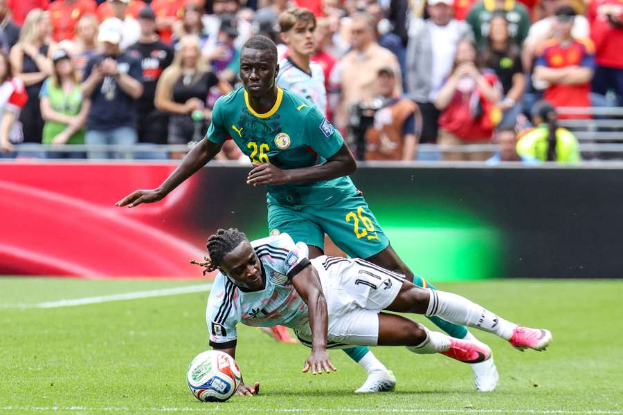 Pape Gueye, de pie, durante el partido contra Bélgica Pape Gueye, de pie, durante el partido contra Bélgica