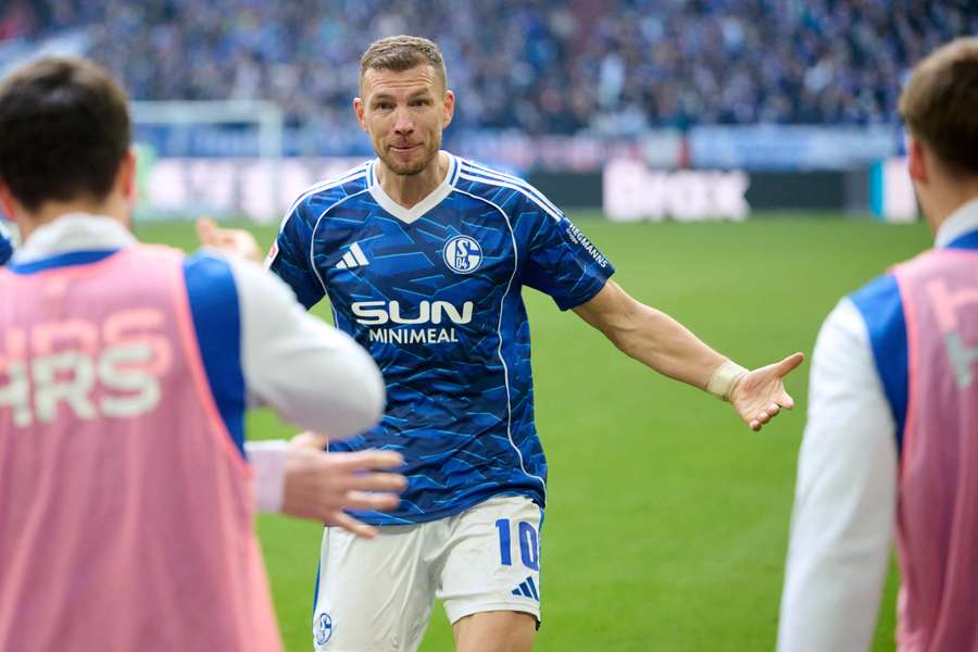 Džeko poutá pozornost a táhne Schalke za postupem.