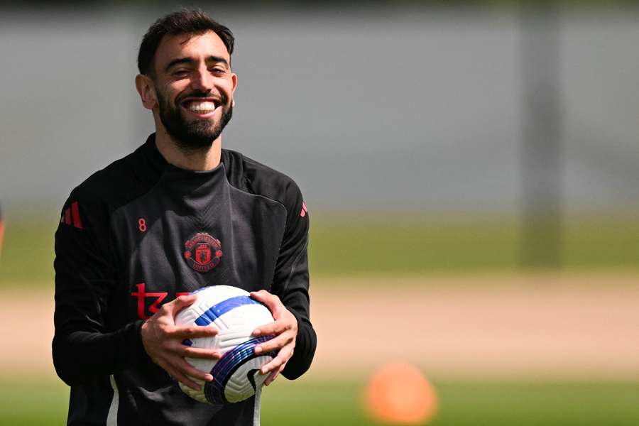 Mijlocașul portughez al lui Manchester United #08 Bruno Fernandes reacționează în timp ce ia parte la o sesiune de antrenament a echipei la Carrington