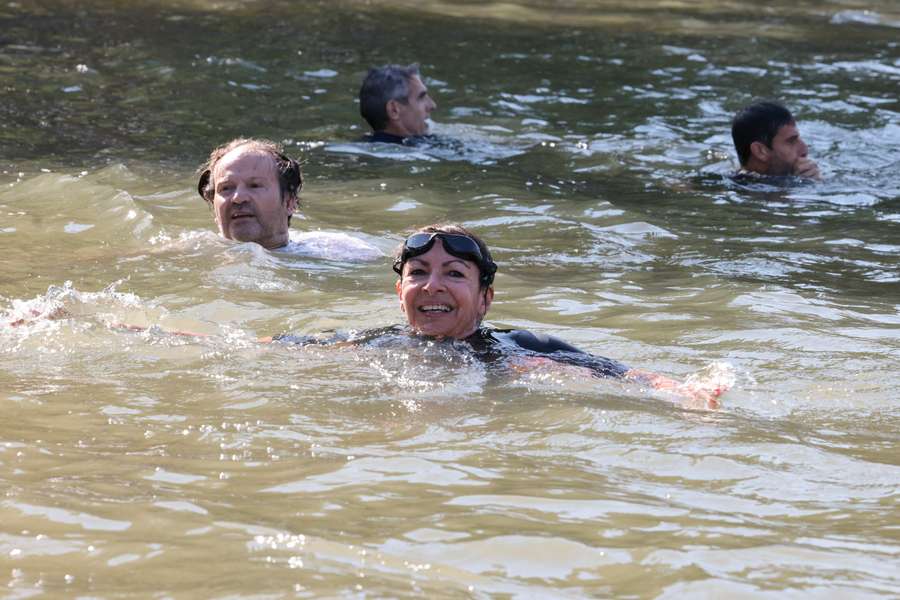 Anne Hildago dans la Seine.