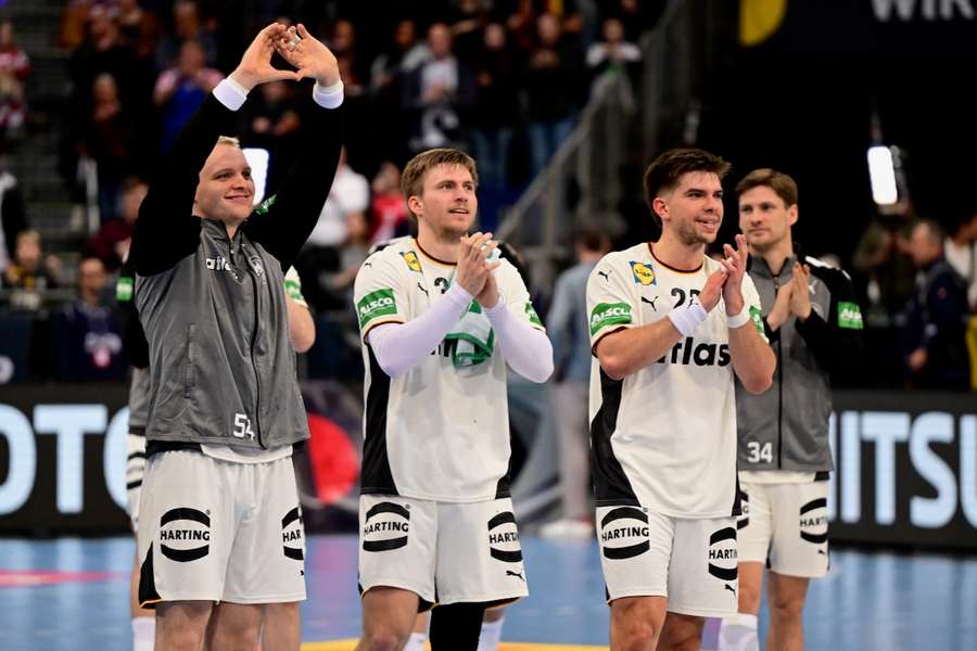 Olympia-Held Renars Uscins (r.) hat das Testspiel gegen Kroatien wohl ohne größere Verletzung überstanden. Olympia-Held Renars Uscins (r.) hat das Testspiel gegen Kroatien wohl ohne größere Verletzung überstanden.