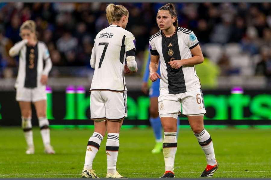 Lea Schüler (l.) und Lena Oberdorf während dem Spiel gegen Frankreich