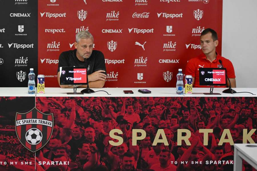 Ščasný a Mikovič na tlačovej konferencii.