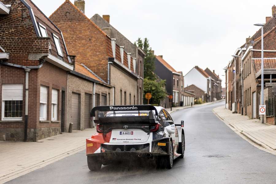 Rovanperä v úvodu Belgické rallye převrátil vůz přes střechu, vede domácí jezdec Neuville