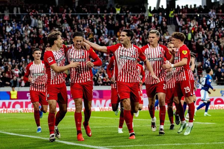 Fotbalisté Freiburgu vedou Bundesligu. Fotbalisté Freiburgu vedou Bundesligu.