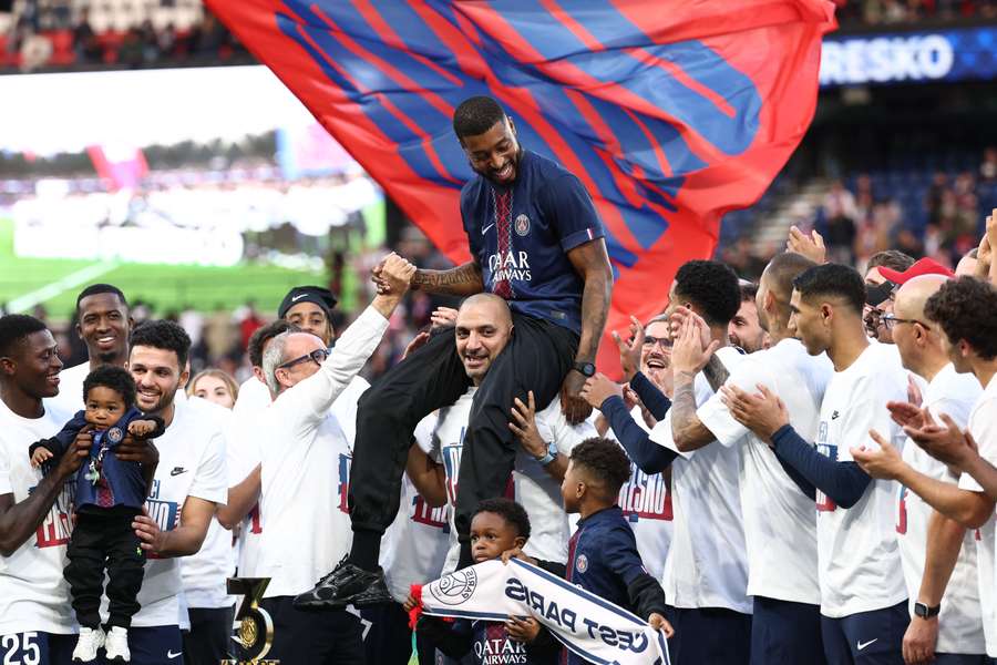 Presnel Kimpembe durante a sua homenagem no Parque dos Príncipes no domingo, 14 de setembro.