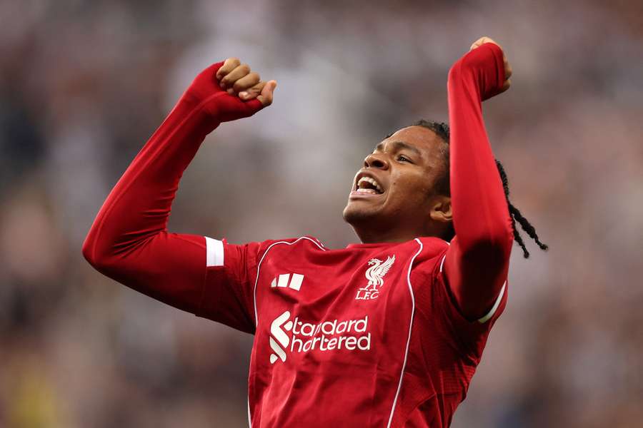 Liverpool znów roztrwonił prowadzenie, nastolatek ratuje mistrzów
