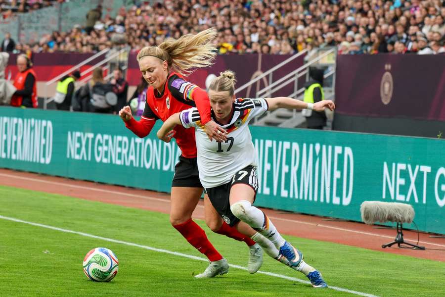 ÖFB-Kapitänin Sarah Puntigam im Zweikampf mit der Deutschen Franziska Kett