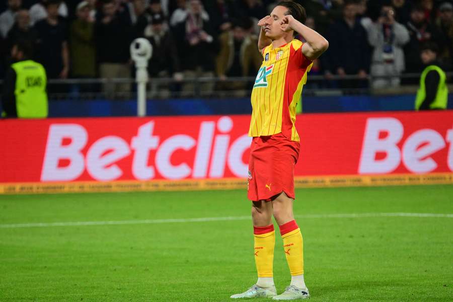 L’attaquant français de Lens Florian Thauvin réagit après avoir inscrit le tir au but décisif lors du quart de finale de Coupe de France contre Lyon, au Groupama Stadium, le 5 mars 2026.