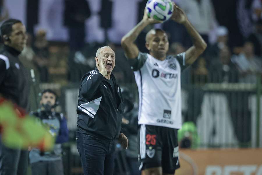 Jogo marcou estreia de Scolari no comando do Galo