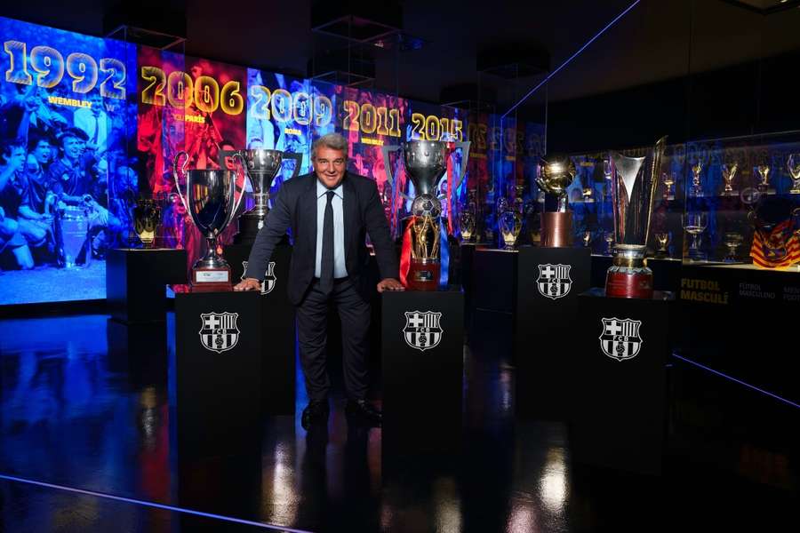 Joan Laporta sa vyníma medzi poslednými získanými trofejami.