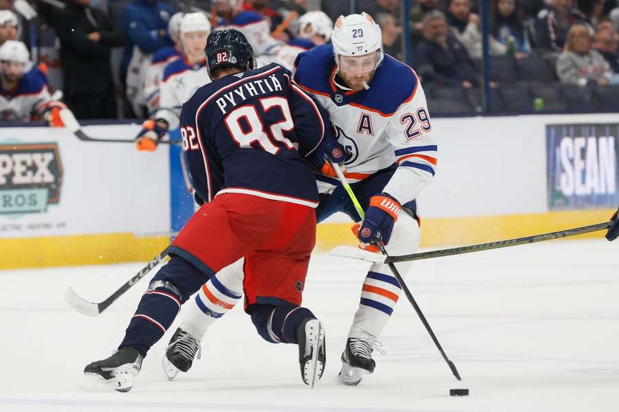 Leon Draisaitl (r.) hatte gegen die Columbus Blue Jackets einen schweren Stand.