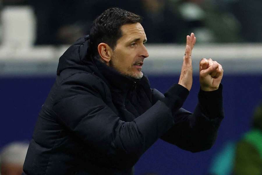 Toppmoller reacts on the touchline Toppmoller reacts on the touchline