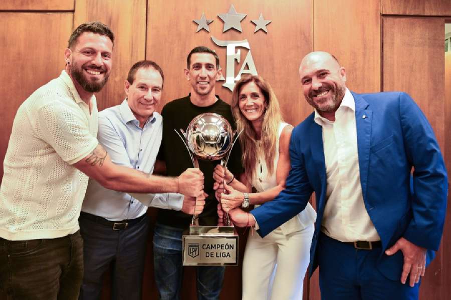 Di María a primit trofeul de campion al Ligii, marcând o victorie neașteptată la revenirea sa în fotbalul argentinian Di María a primit trofeul de campion al Ligii, marcând o victorie neașteptată la revenirea sa în fotbalul argentinian