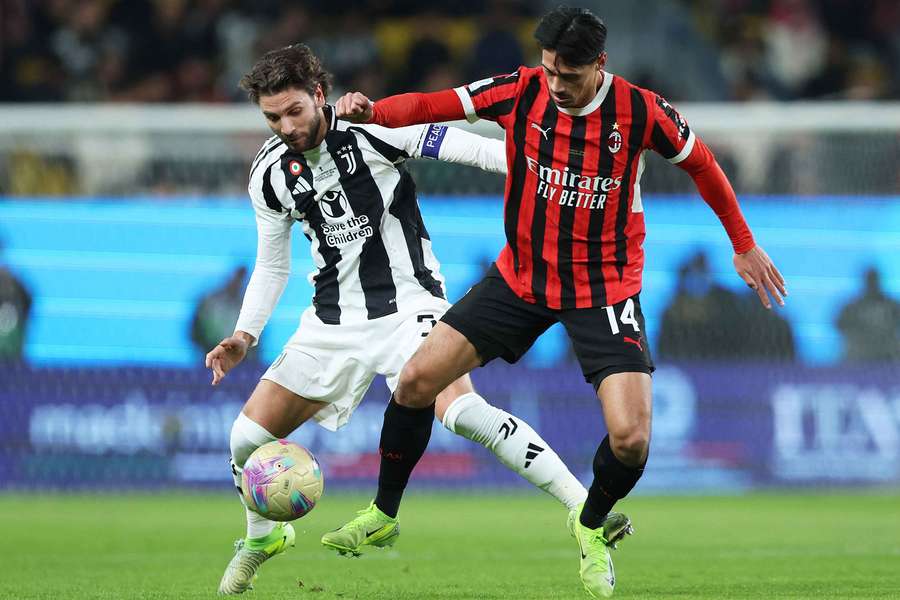 Locatelli, médio da Juventus, perante Tijjani Reijnders