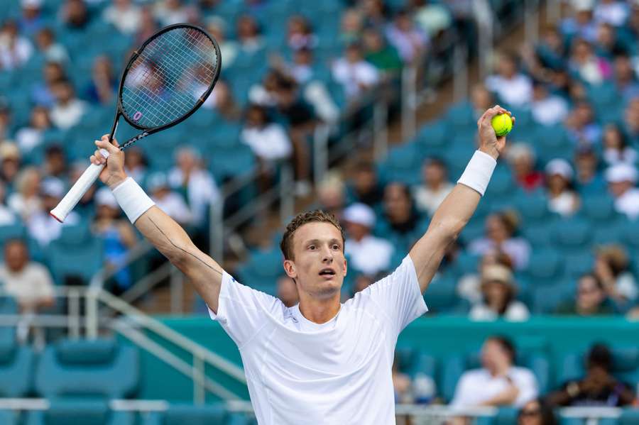 Lehečka v Miami ve finále vyzve Jannika Sinnera. Lehečka v Miami ve finále vyzve Jannika Sinnera.