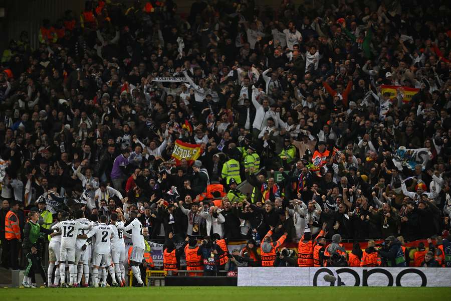 Los jugadores del Real Madrid celebran la victoria en Anfield ante su afición