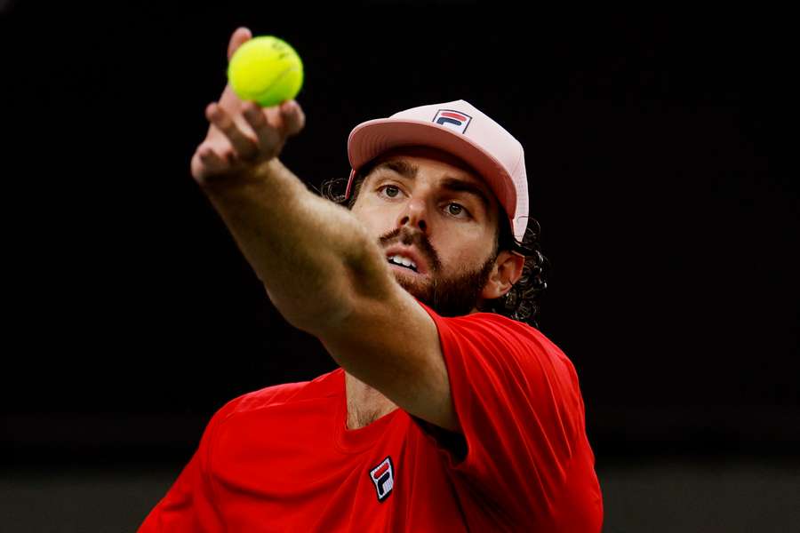 Reilly Opelka in actie in de David Cup voor de Verenigde Staten