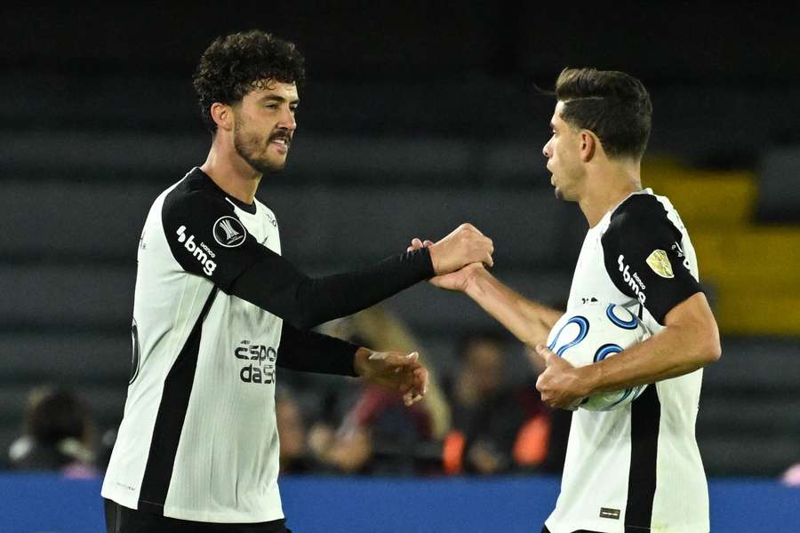 El Corinthians rescata un punto