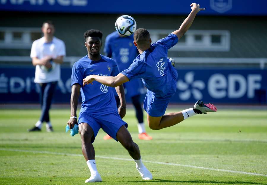 Mbappé intenta un remate acrobático en un entrenamiento con Francia.