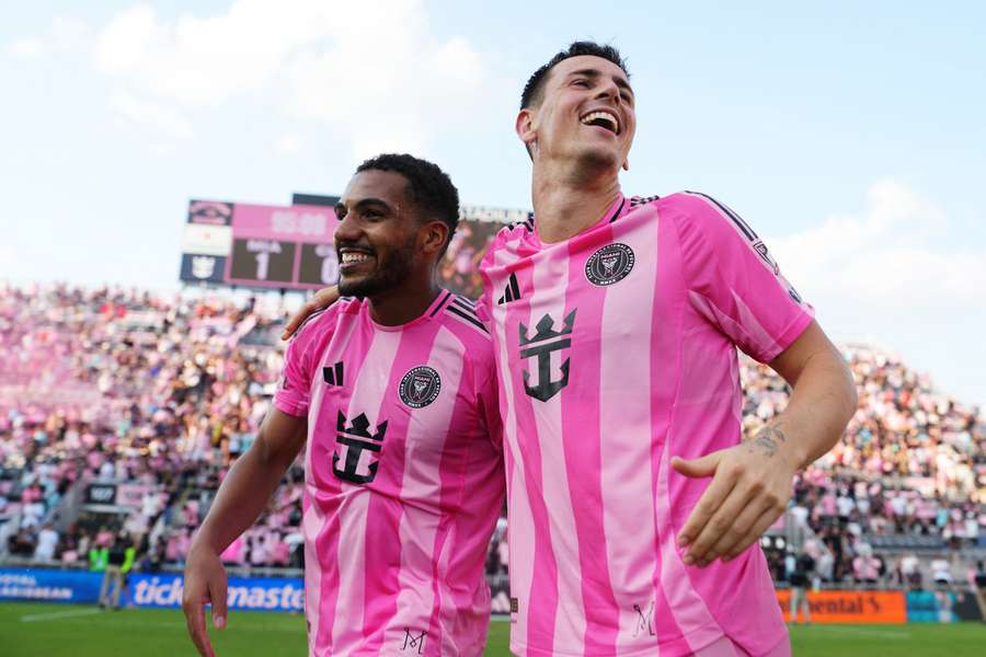 Los jugadores del Inter celebran el triunfo con Messi en el banquillo