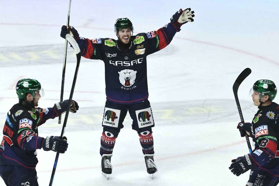 Die Eisbären feiern den Einzug ins Halbfinale