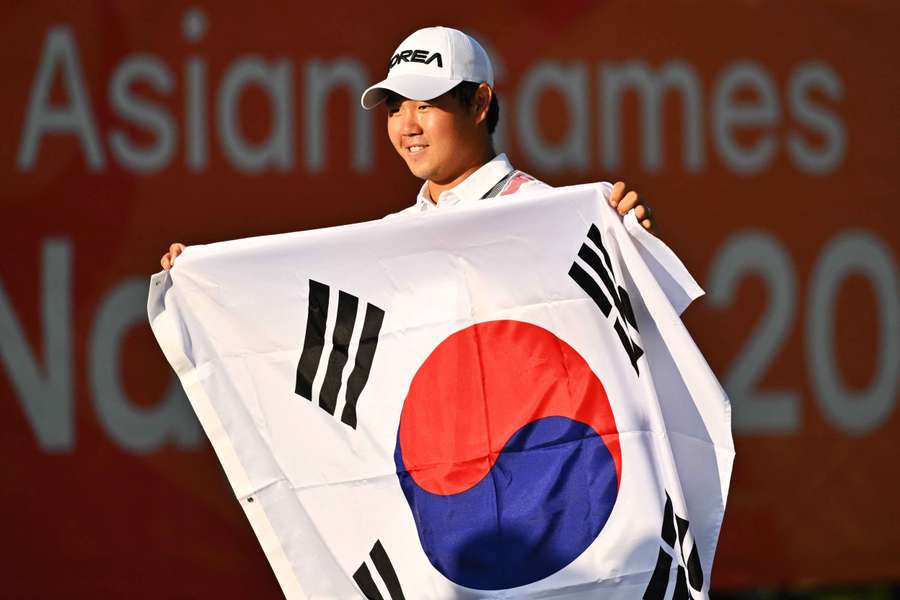 Tom Kim celebrates his win