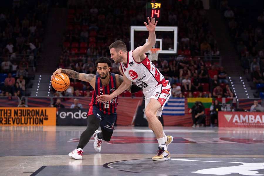 Markus Howard, driblando en el Baskonia-Casademont Zaragoza