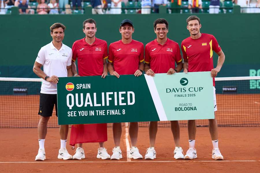 Ferrer, Pedro Martínez, Carballés, Munar y Carreño celebran el pase de España a la Final 8 de la Davis