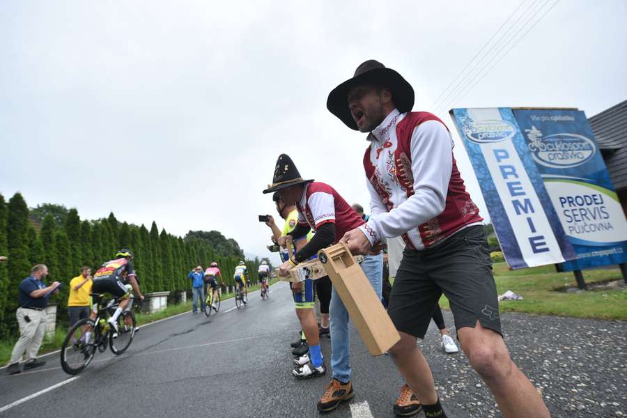 V průběhu pátečního závodu podporovali cyklisty i fanoušci v tradičním moravském oděvu. V průběhu pátečního závodu podporovali cyklisty i fanoušci v tradičním moravském oděvu.