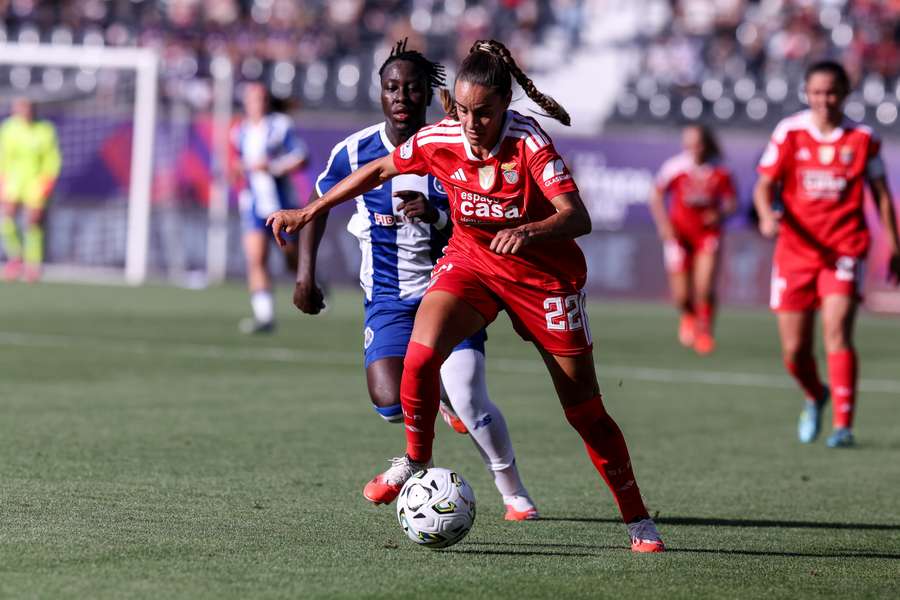 Diana Gomes progride com a bola perante o olhar de Fatumata Sissé Diana Gomes progride com a bola perante o olhar de Fatumata Sissé