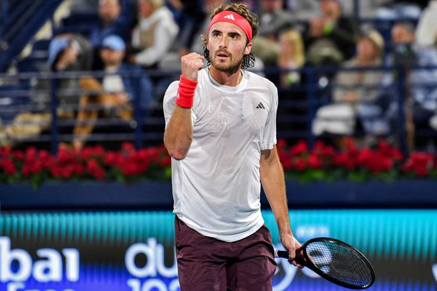 Stefanos Tsitsipas bejubelt seinen ersten Sieg in Dubai. Stefanos Tsitsipas bejubelt seinen ersten Sieg in Dubai.