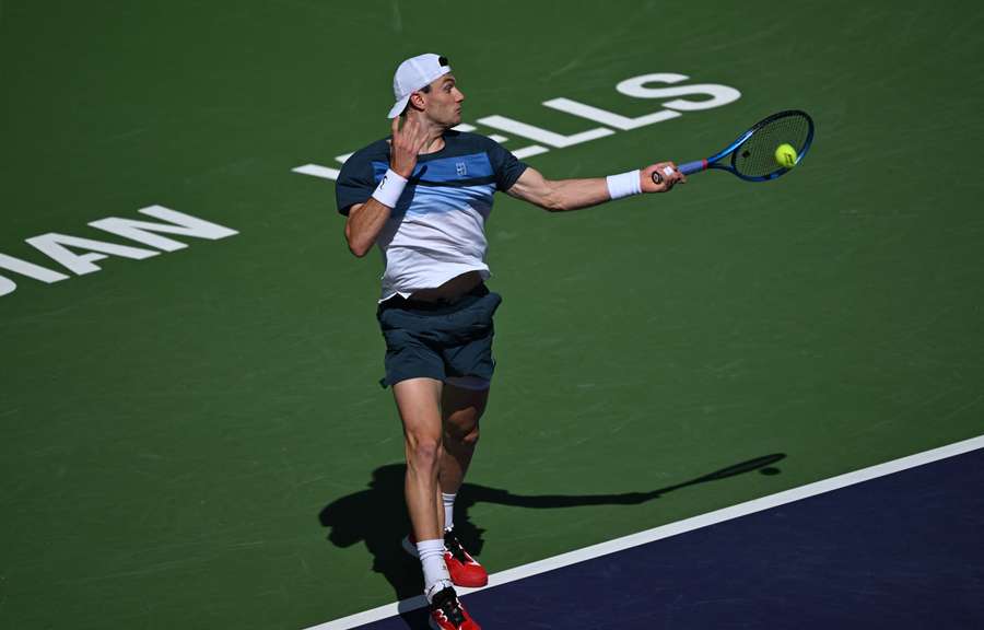 Le Britannique Jack Draper renvoie la balle face au Danois Holger Rune lors de la finale du simple messieurs du BNP Paribas Open, à l’Indian Wells Tennis Garden, en Californie, le 16 mars 2025.