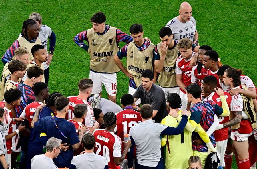 Mikel Arteta rallies his troops before extra time