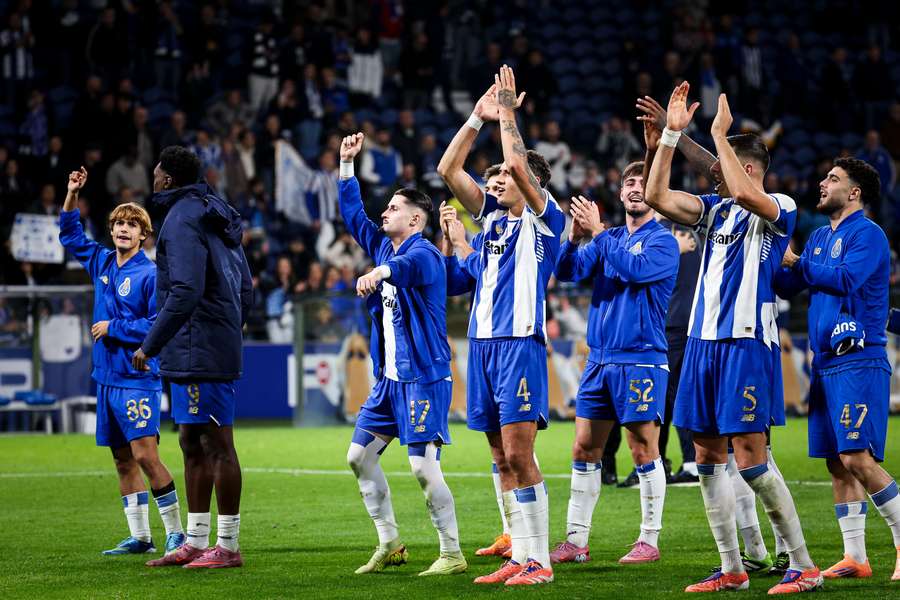 Jogadores do FC Porto aplaudem adeptos